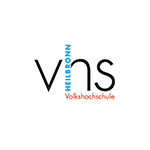 Volkshochschule im Wollhaus in Heilbronn. Das Bild zeigt das Logo eines unserer Mieter im Wollhausturm in Heilbronn. Das Logo ist auf weißem Grund und die Buchstaben vhs sind darauf in schwarz zu sehen.