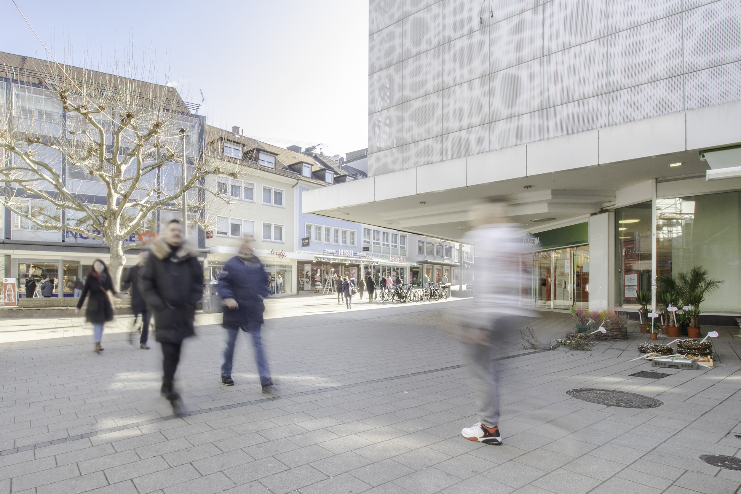 Auf dem Bild ist die Fußgängerzone mit Blick von der Stadtgalerie zu sehen. Rechts im Bild ist der Eingang des Einkaufszentrums Galeria Kaufhof abgebildet.