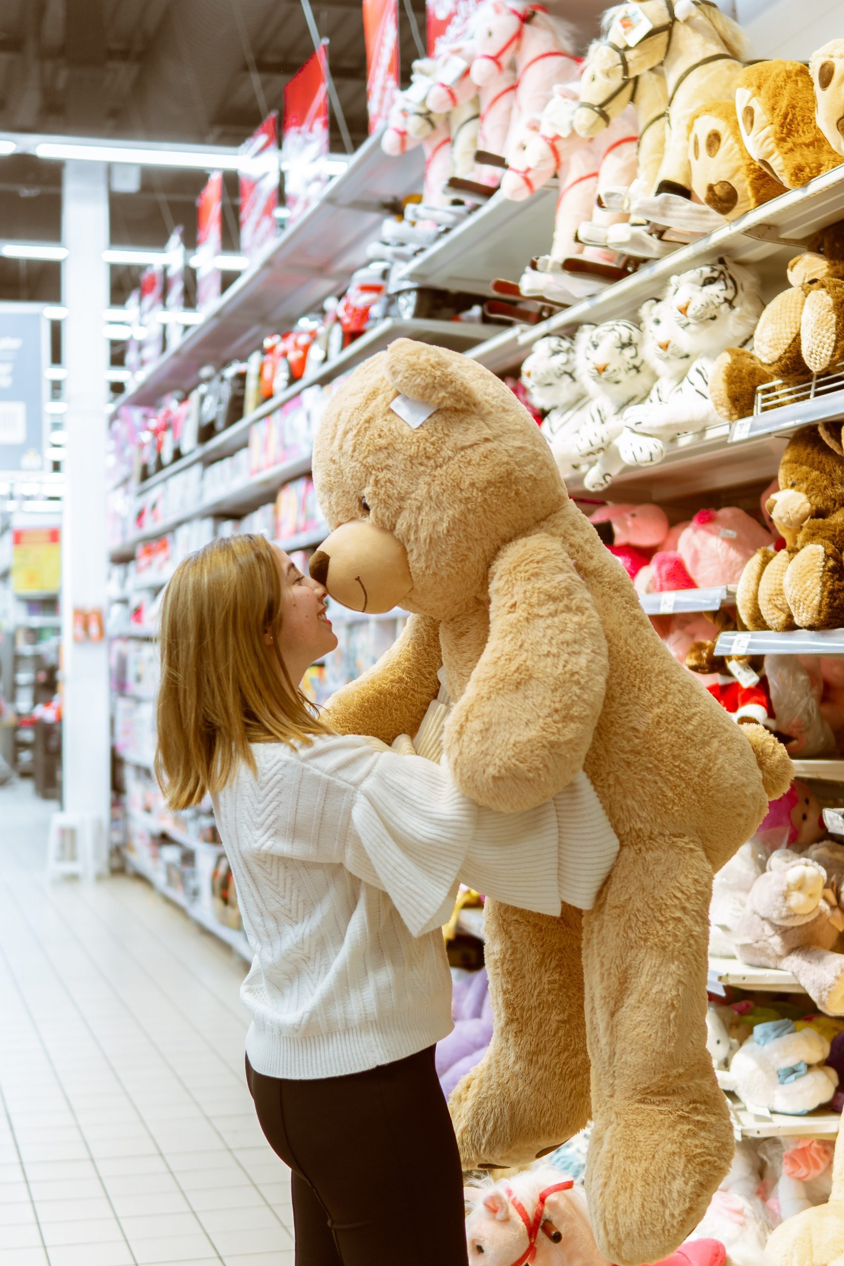 Das Bild zeigt eine Frau mit einem Teddybär im Arm.